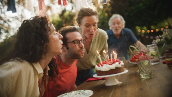 Famille et amis souflent les bougie du gateau d'anniversaire Le Gaulois