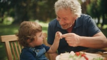 Partage d'un blanc de dinde Le Gaulois entre un grand père et son petit-fils