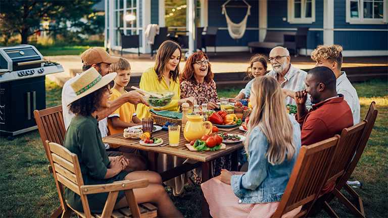 Photo d’une famille prenant le repas du midi.