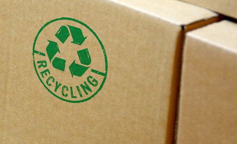 Colis en carton avec une estampille de recyclabilité