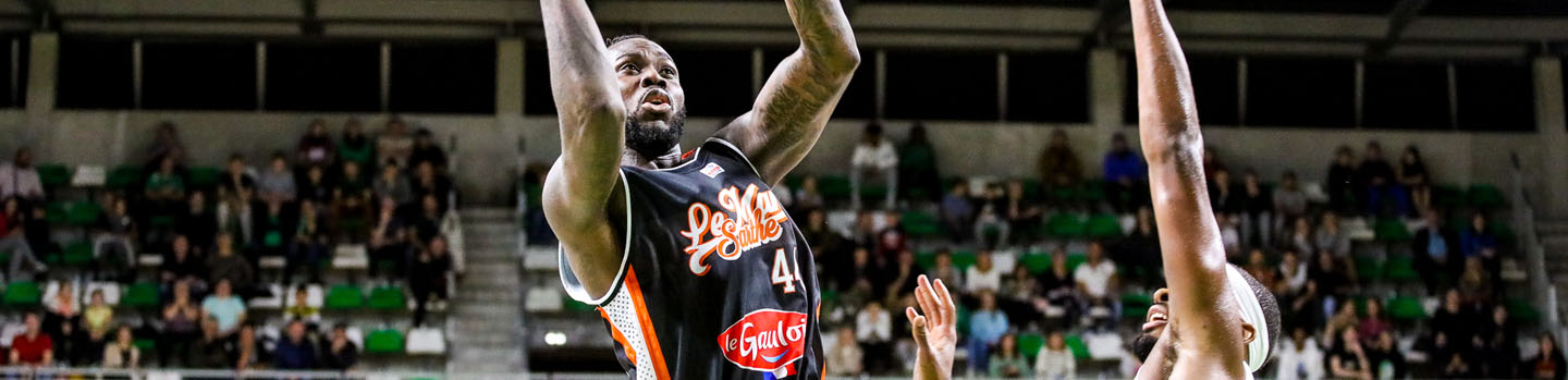 Action d'un joueur de basket du MSB, sponsorisé par Le Gaulois