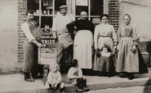 Photo de famille de Auguste Lambert en 1909 sur un marché sarthois