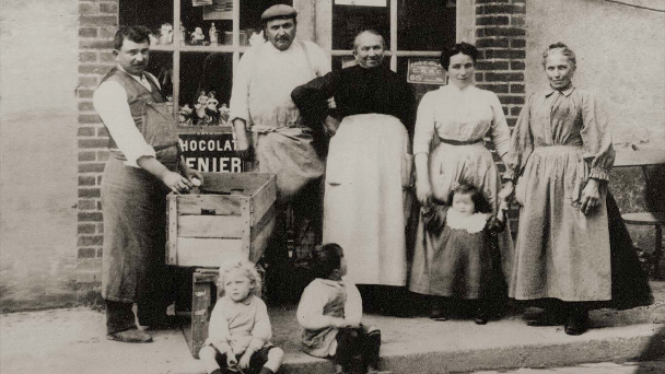 Photo de famille de 1909 avec Auguste Lambert sur un marché sarthois