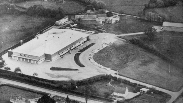 Vue aérienne d'un bâtiment en noir et blanc à Sablé-sur-Sarthe en 1970 pour illustrer l'essor de l'entreprise