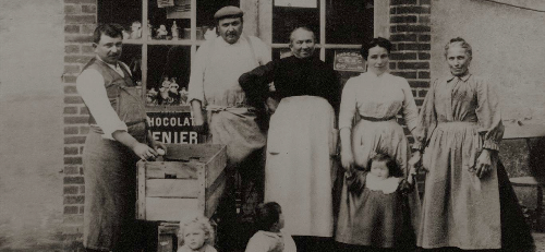 Photo de famille de Auguste Lambert en noir et blanc sur un marché sarthois