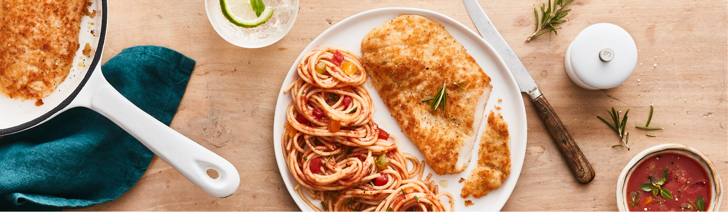 Milanaises de dinde cuitent à la poêle, accompagnées de spaghettis sauce tomate