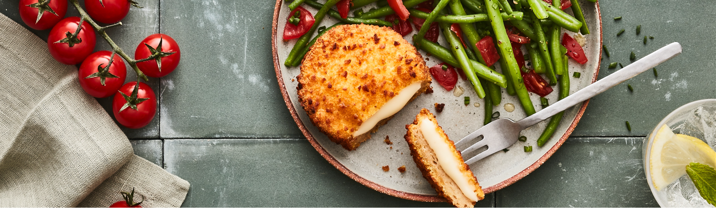 Croque soja au fromage fondu doré au four accompagné d'haricots vert de tomates cerises en grappe