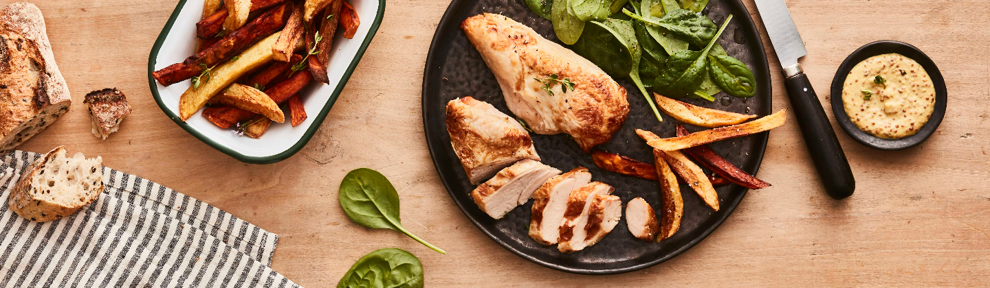 Filets et émincés de poulet rôti accompagnés d'un mix de frites pommes de terre et patate douce maison