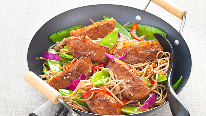 Visuel recette de wok de filets tranchés de canard snackés accompagné de légumes croquants