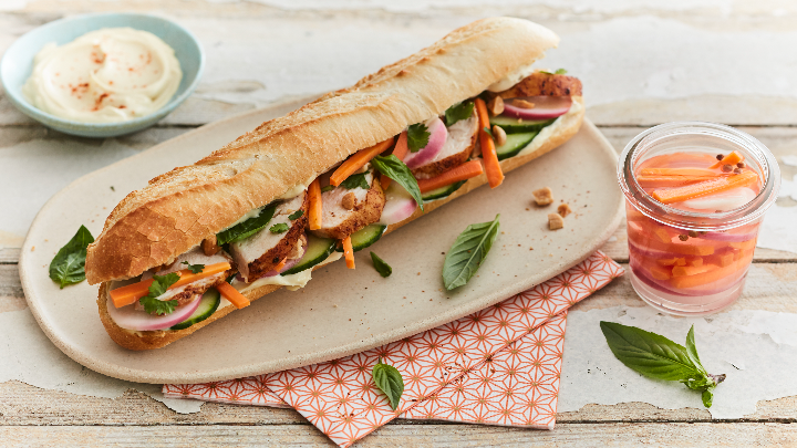 Visuel recette d'un sandwich aux émincés de poulet rôti, agrémenté de pickles de légumes, comcombre et mayonnaise