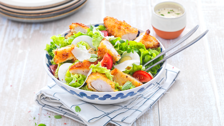 Visuel recette d'une salade César avec des aiguillettes de poulet pané