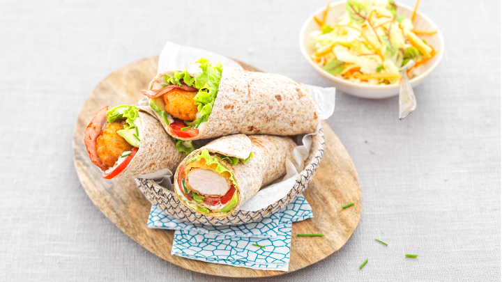 Visuel recette d'un wrap aux nuggets extra croustillants agrémenté de tomate, d'avocat, de salade et de bacon