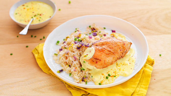 Visuel recette d'un filet de poulet à la crème curry gingembre, accompagné de riz aux oignons rouges et de pistaches broyés