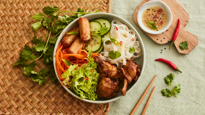 Visuel recette d'un bobun de grignottes saveurs teriaky accompagné de nouilles de riz, carottes, concombres et nems de légumes