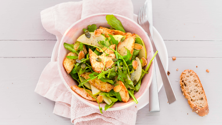 Visuel recette d'une salade de roquette à la dinde garnie de pommes et miel