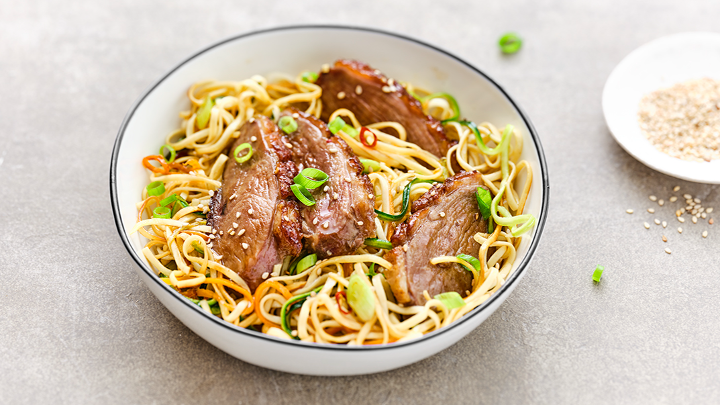 Visuel recette d'un filet de canard tranché mariné au miel, accompagné de nouilles asiatiques