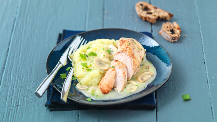 Visuel recette d'un filet de poulet rôti à la crème poulette, accompagné d'un écrasé de pommes de terre et de courgette