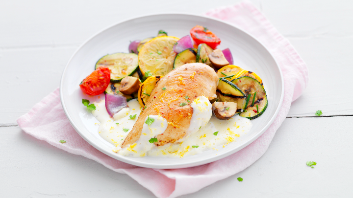 Visuel recette d'un filet de poulet à la crème de citron, accompagné de légumes grillés