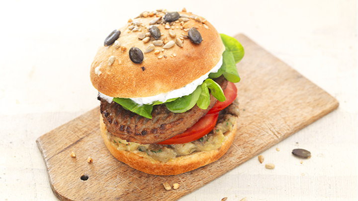 Visuel recette d'un burger végétarien avec un steak de soja, caviar d'aubergine et tomate