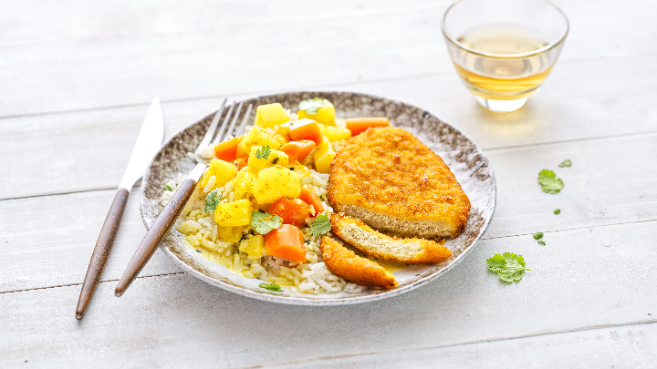 Visuel recette d'un curry japonais végétarien, accompagné de riz, pommes de terre et carottes