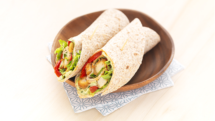 Visuel recette d'un wrap végétarien avec une escalope de sojé & blé et d'une sauce salsa d'avocat