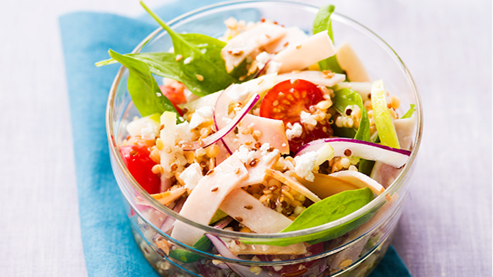 Visuel recette d'une salade vitaminée au blanc de poulet, agrémentée de quinoa, lentilles corail, pommes, tomates et oignons