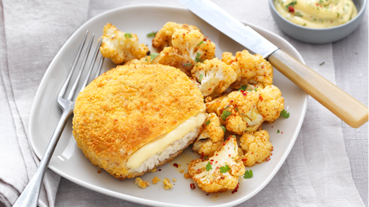 Visuel recette d'un croque végétal au fromage fondu, accompagné de chou-fleur rôti à l'ail et d'une sauce aïoli