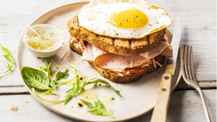 Visuel recette d'un croque madame au blanc de poulet, accompagné de salade