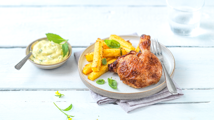 Visuel recette d'une cuisse de poulet rôti, accompagnée d'une mayonnaise citron-basilic et de frites de polenta au parmesan