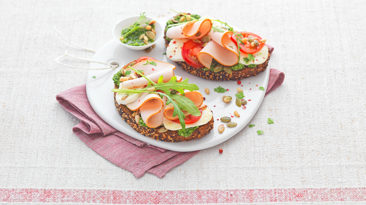 Visuel recette de tartines au blanc de poulet et pesto de roquette pour une entrée gourmande