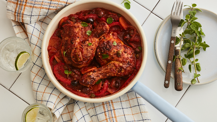 Visuel recette de cuisses de poulet rôti à la basquaise, accompagnés de poivrons, oignons et ail