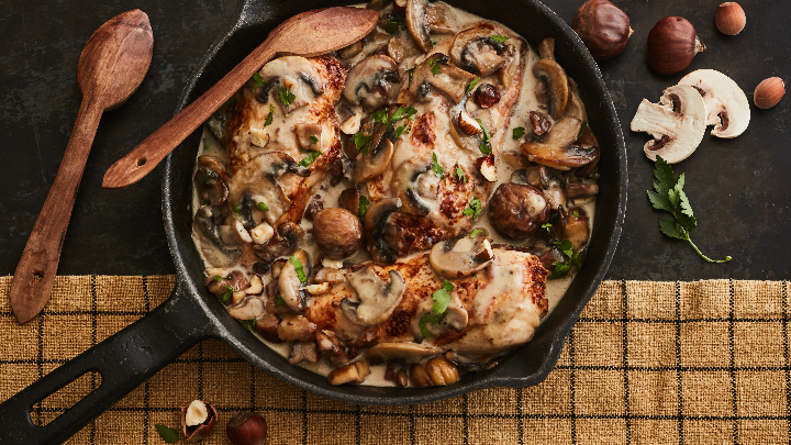 Visuel recette d'un filet de poulet rôti à la forestière, accompagné de marrons et champignons