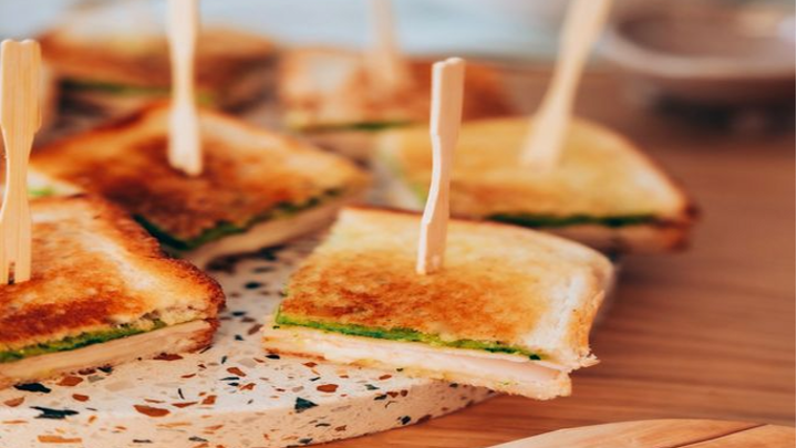 Visuel recette de croques au blanc de poulet, pesto-basilic, épinard et mozzarella sur une planche apéro