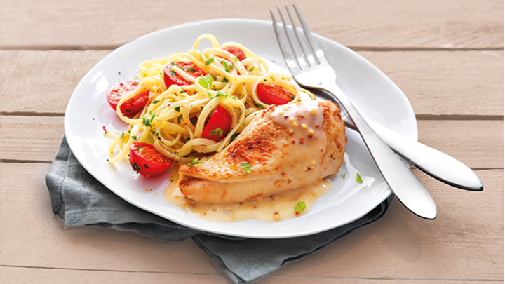 Visuel recette d'un filet de poulet rôti à la moutarde, accompagné de linguines tomates et herbes