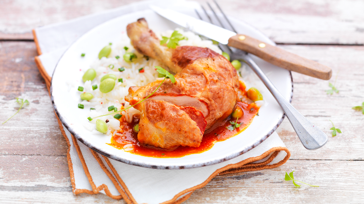 Visuel recette d'une cuisse de poulet farcie au chorizo, à la sauce tomate accompagnée de riz