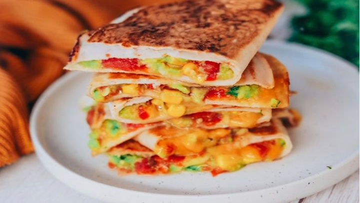 Visuel recette de quesadillas au blanc de poulet, agrémenté d'avocat, de tomates, de maïs et de cheddar