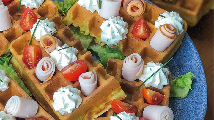 Visuel recette d'une gaufre salée au blanc de poulet, tomate et chèvre pour un brunch