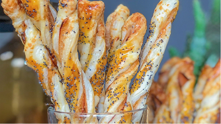 Visuel recette de torsades feuilletées au blanc de poulet, parmesan et pavot pour un apéritif