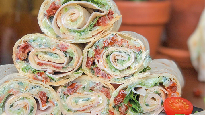 Visuel recette de wraps au blanc de poulet, tzatziki et tomates séchées pour un déjeuner rapide