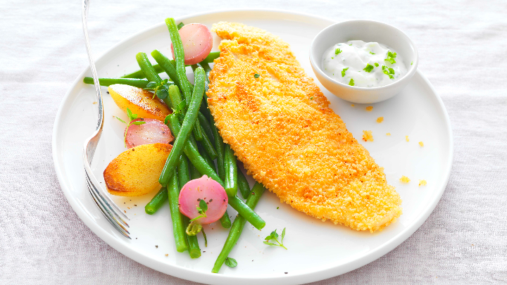 Visuel recette d'escalope de poulet panée au paprika accompagnée d'une poêlée d'haricots verts et de pomme de terre