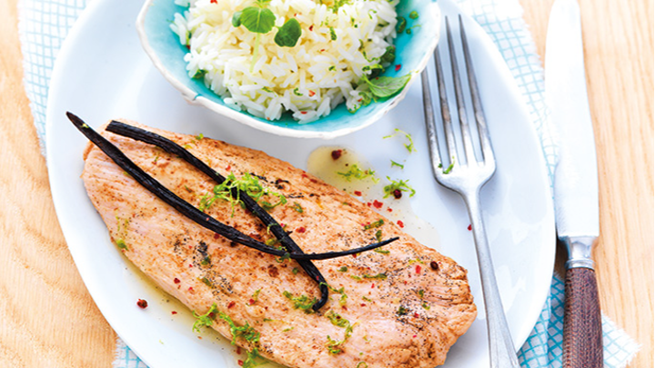 Visuel recette d'une escalope de dinde au beurre vanillé parsemée d'une gousse de vanille et accompagnée de riz