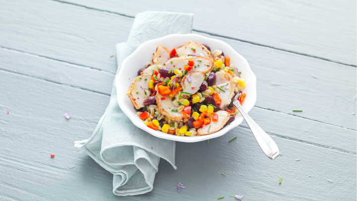 Visuel recette d'une salade de blé aux émincés de poulet rôti, maïs et haricots rouges