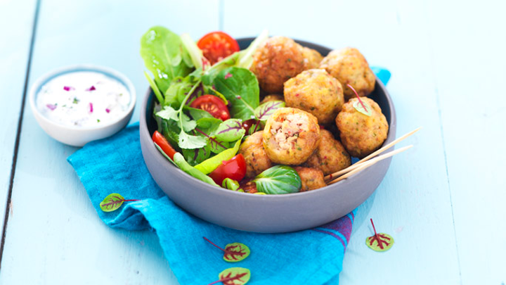 Visuel recette de kefta de dinde accompagné de sauce yaourt et d'une salade verte