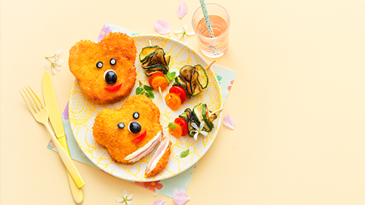 Visuel recette d'un cordon bleu en forme d'ourson accompagné de brochette de légumes de saison