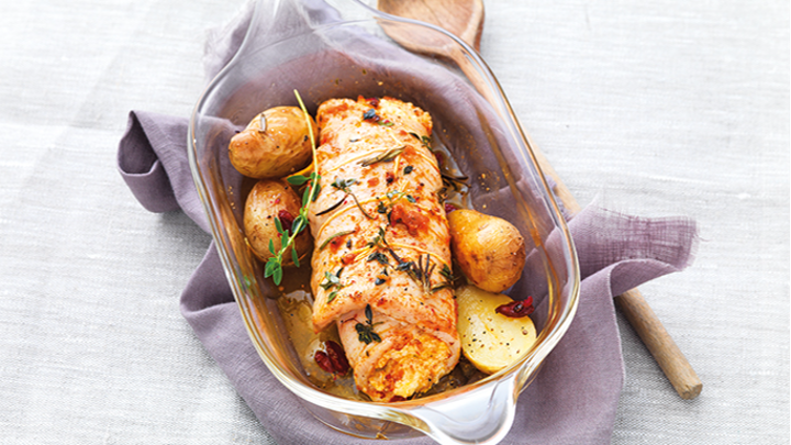 Visuel recette d'une escalope de dinde roulée à la brousse de brebis tomatée, accompagnée de pommes de terre grenaille