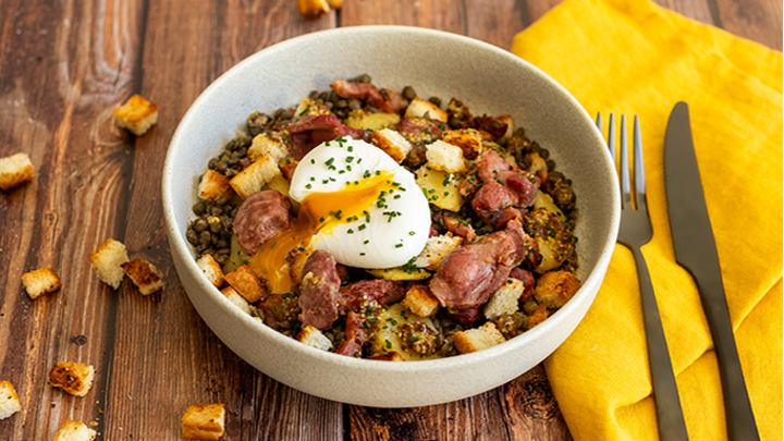 Visuel recette d'une salade tiède de lentilles aux gésiers de volaille confits et pommes de terre salardaises