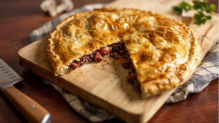 Visuel recette d'une tourte aux gésiers et foies de volaille confits, champignons de Paris et persillade