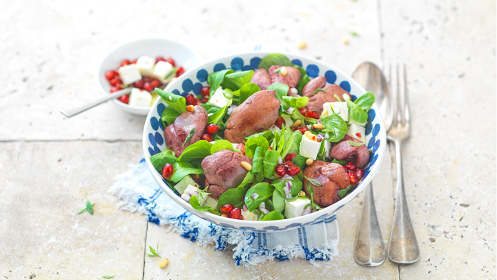 Visuel recette d'une salade de mâche aux foies de volaille confits, fêta et grenade