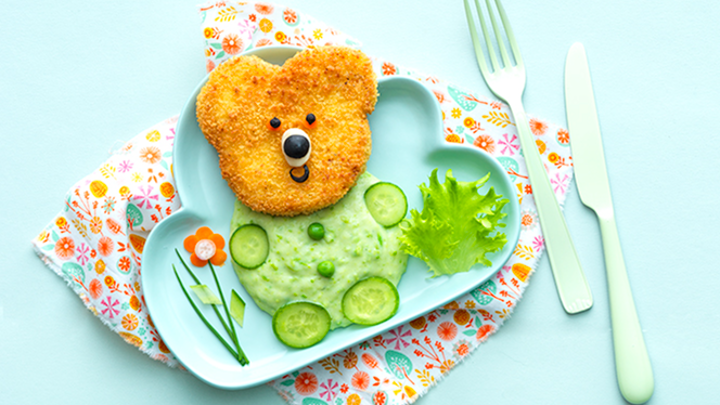 Visuel recette d'un cordon bleu en forme d'ourson accompagnée d'une purée de petits pois