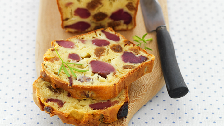 Visuel recette d'un cake tranché aux gésiers de volaille confits, chèvre et figues